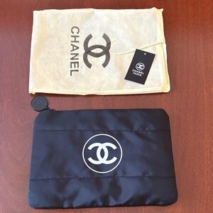 CHANEL quilted make-up pouch organizer - new